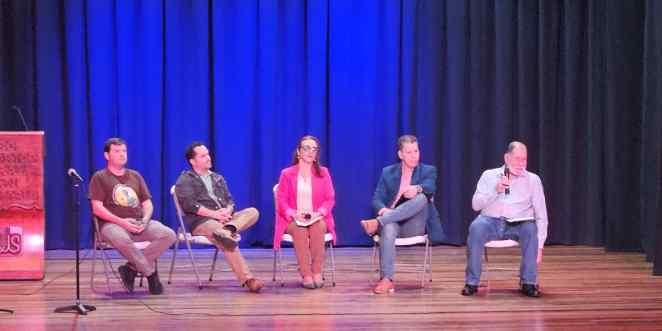 personas en auditorio esponiendo