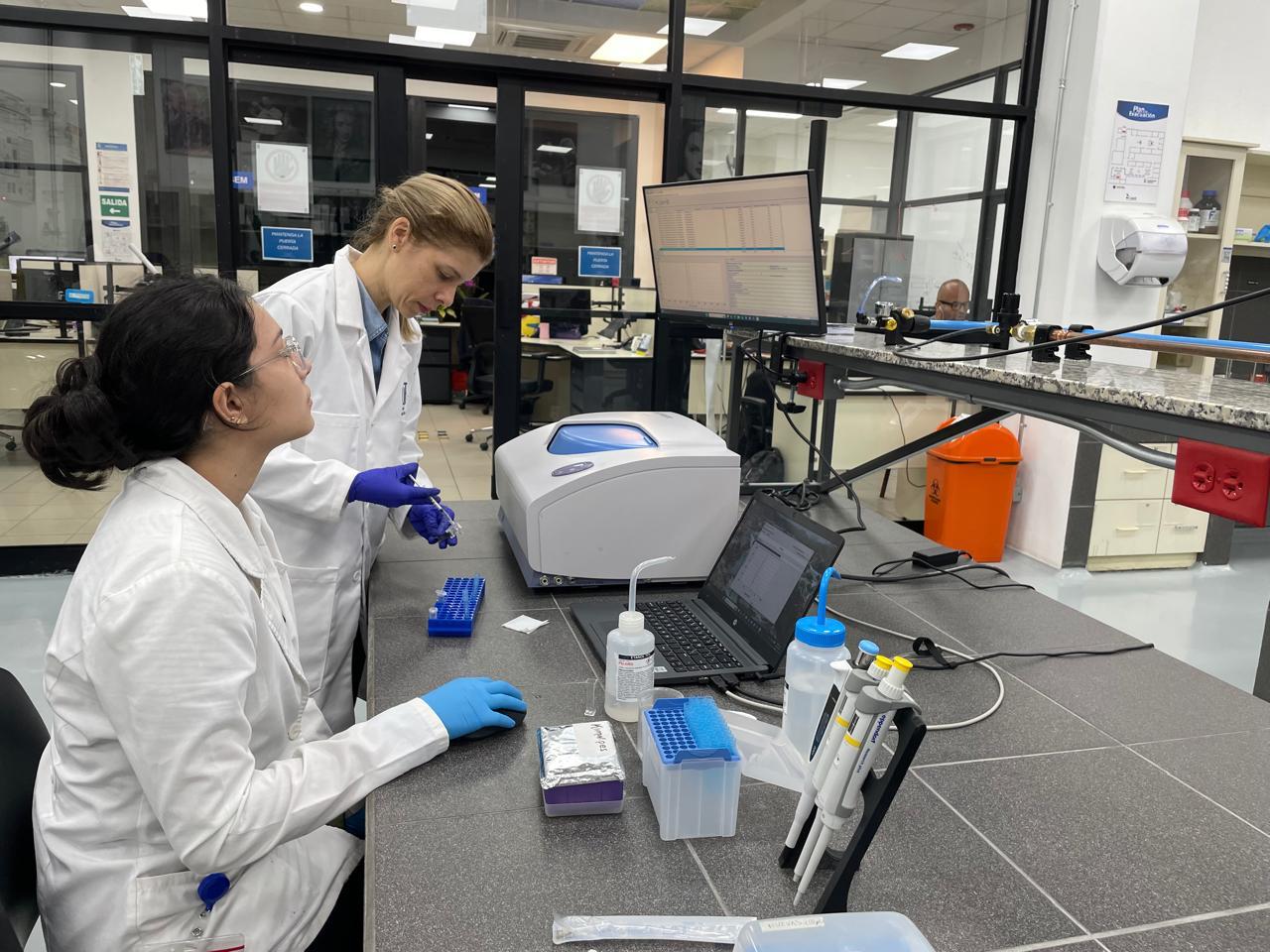 estudianes en laboratotio